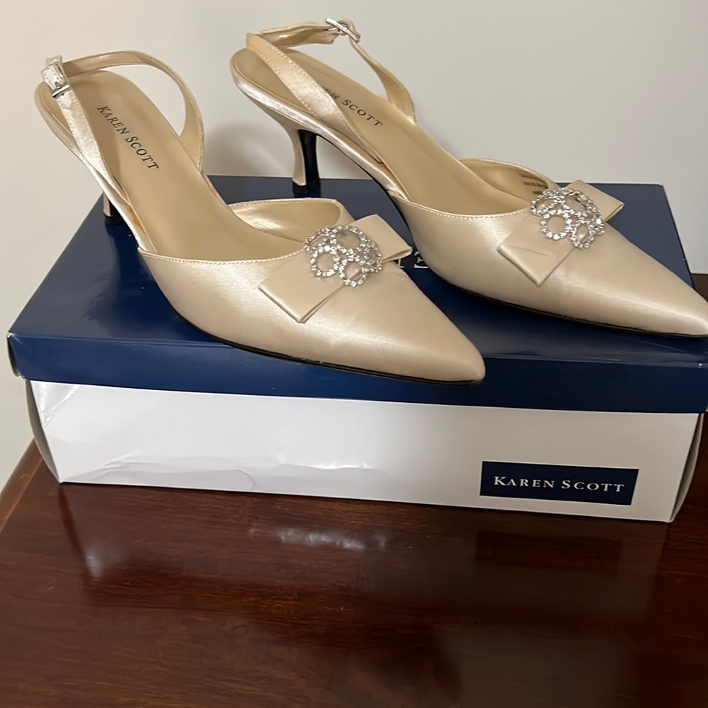 Karen Scott formal shoes, cream, size 8M